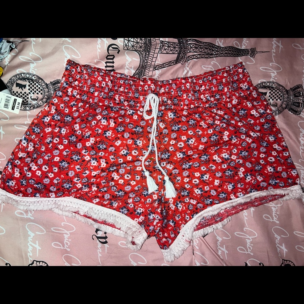 Cute red floral print shorts
Very flowy and breathable, soft material